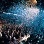 Public enthousiaste lors d’un concert couvert par la photographe Nathalie Mota.