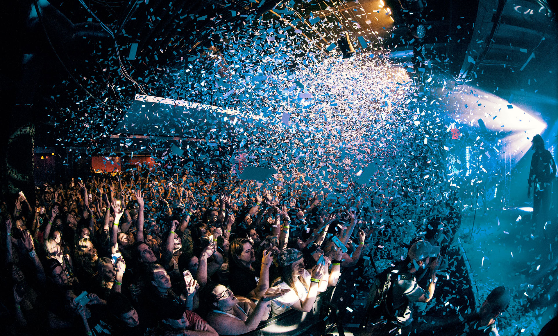 Public enthousiaste lors d’un concert couvert par la photographe Nathalie Mota.