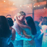 Couples dansant en duo lors du bal d'un mariage dans une ambiance festive et chaleureuse.