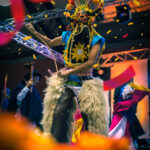 Personnage déguisé sur le podium lors du bal masqué.