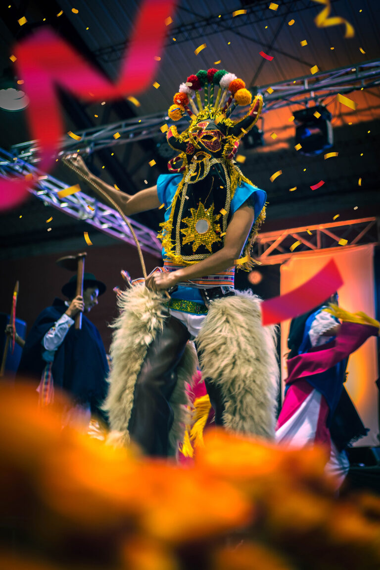 Personnage déguisé sur le podium lors du bal masqué.