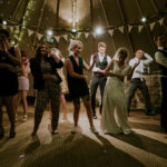 Convives dansant sur la piste de danse lors du mariage.